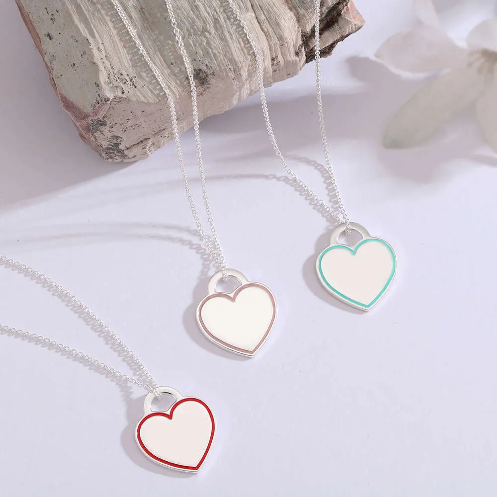 Boutique de bijoux, collier, cadeau de saint valentin, pendentif d'amour en forme de cœur, signe goutte de colle, ornement en émail