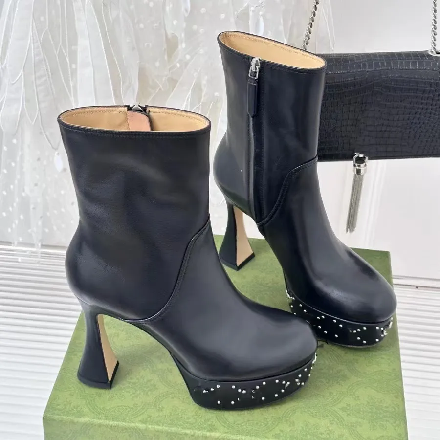 Botas de tobillo G de alta calidad Bombas de plataforma Tacones de bloque grueso Diseñador de mujer Janaya Suela de cuero Moda Ins Zapatos Fábrica Tamaño de calzado