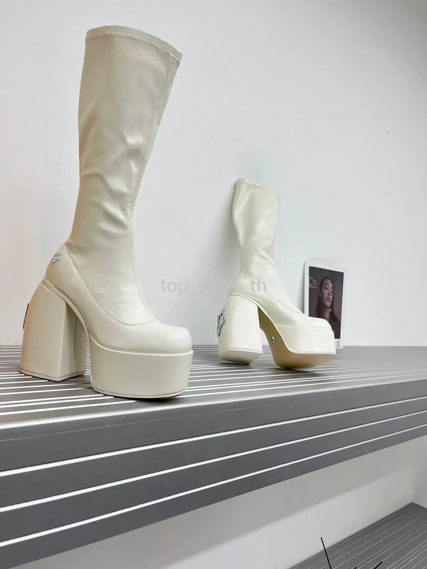 2023 Nagie buty Wolfe Designer Buty przyprawy kolanowe Botki Czarne skórzane buty Chunky Beel But 13 cm
