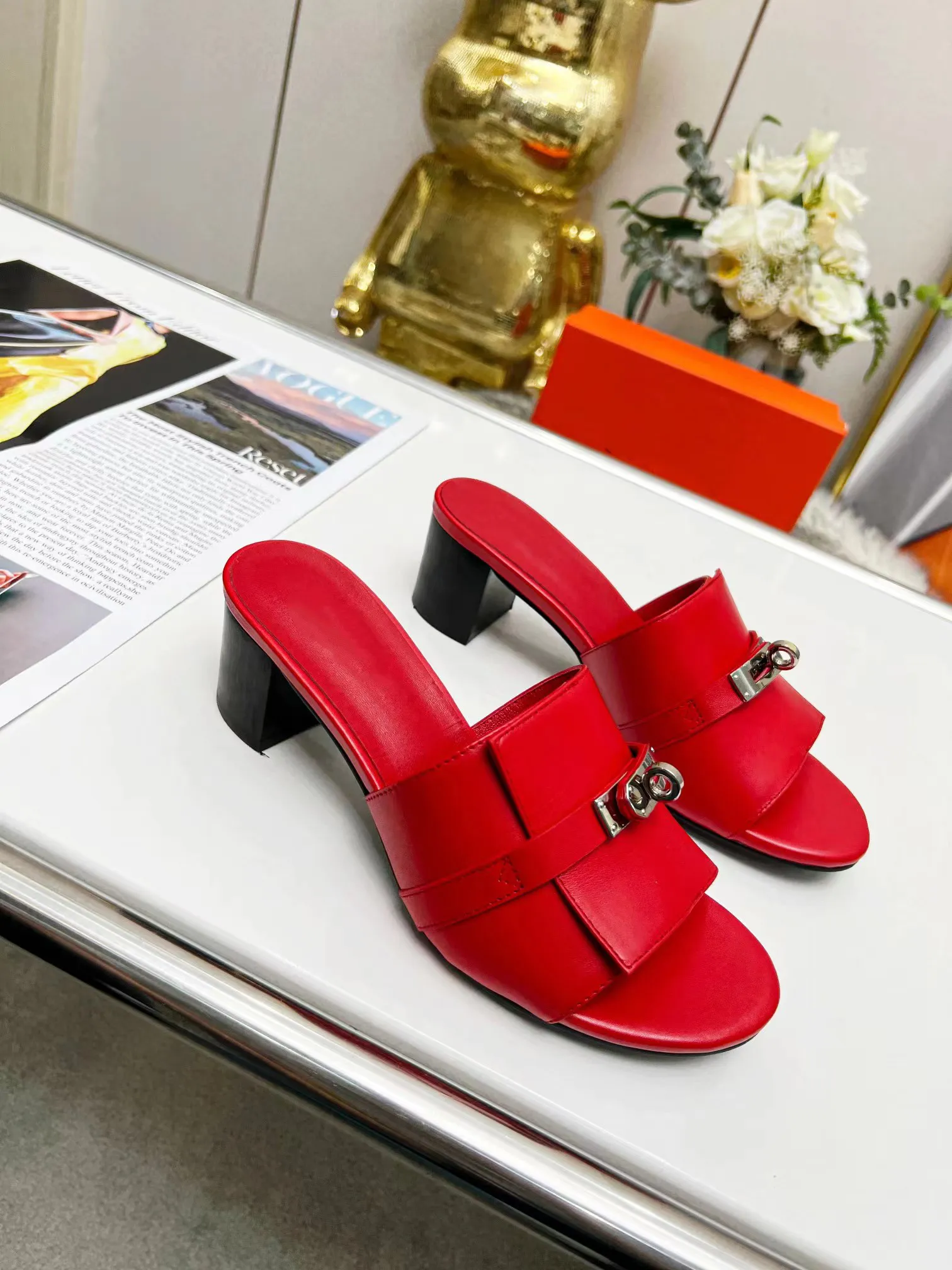 2023 Nya sommarsandaler Luxury Metal Round Head Red Flat Heel Slippers Fashionable Beach Flip-Flops Women's Large Shoes EU35-44