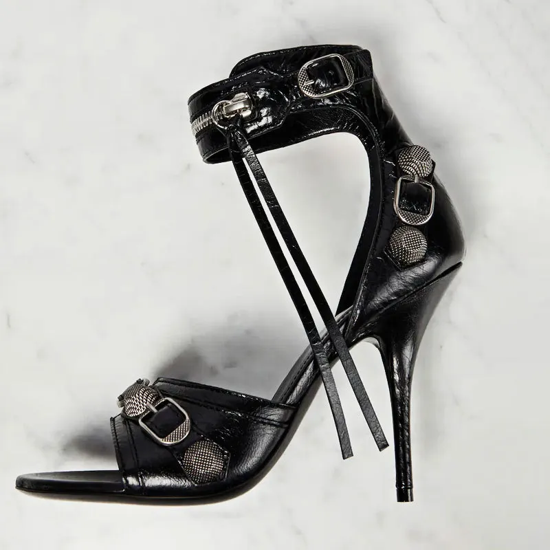2023 Summer New Rivet Tassel Sandals Fashion Sexig varumärkesdesign Open-Toe Shoes Womens Banket Runway High Heels Storlek 43 44 45