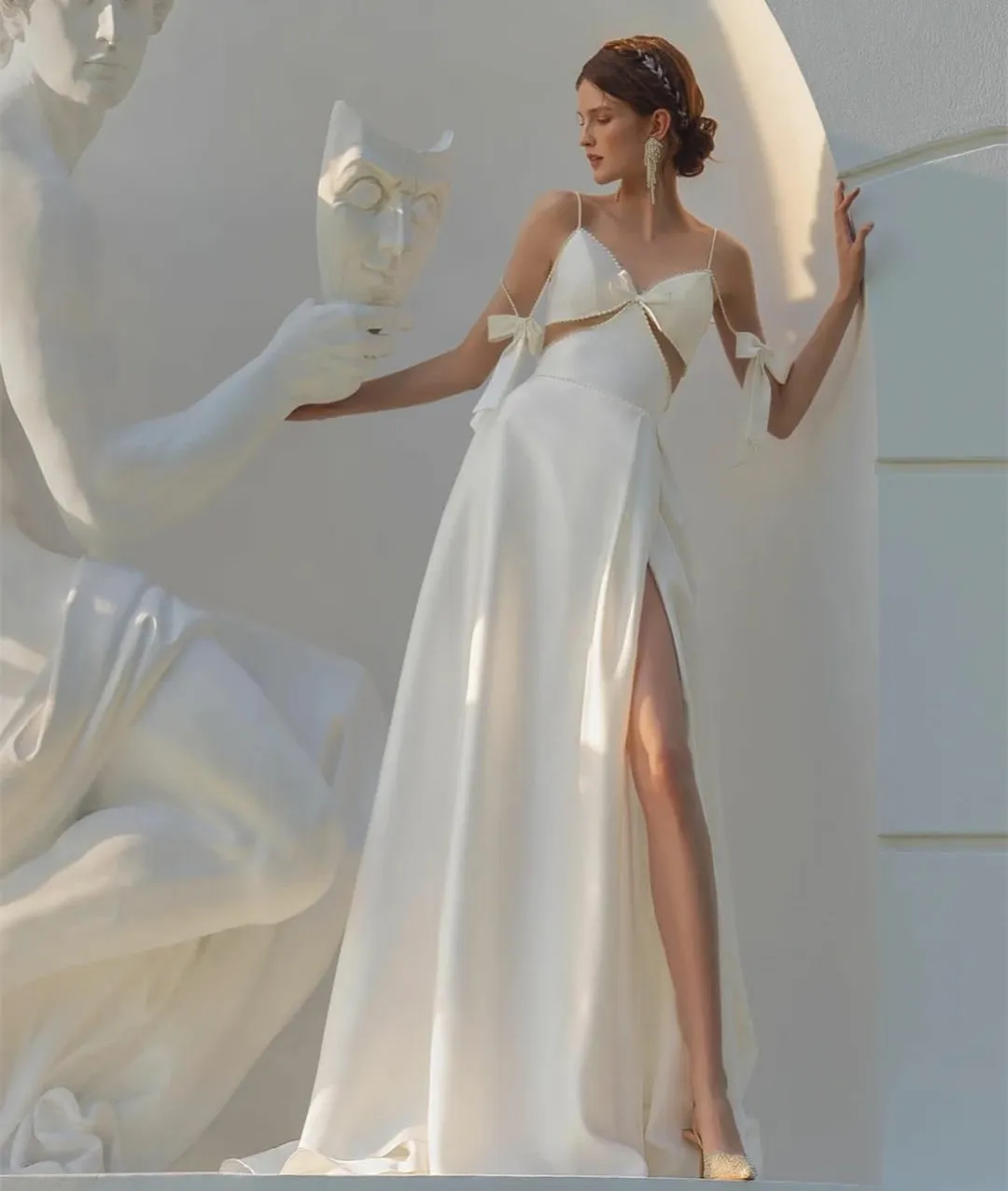 Eleganckie długie satynowe sukienki ślubne z kości słoniowej z łuk A-line w stylu dekoltowym pociągiem ślubną sukienki nocerów