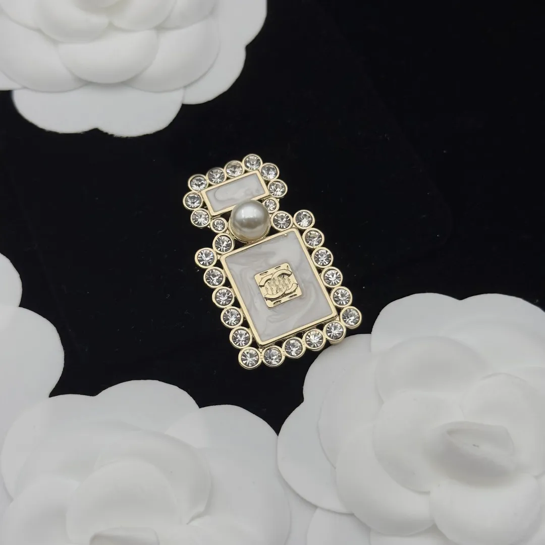 Célèbre Broches En Laiton De Cuivre Marque De Luxe Desinger Broche Femmes Strass Perle Lettre Broches Costume Pin Mode Bijoux Vêtements Décoration Accessoires