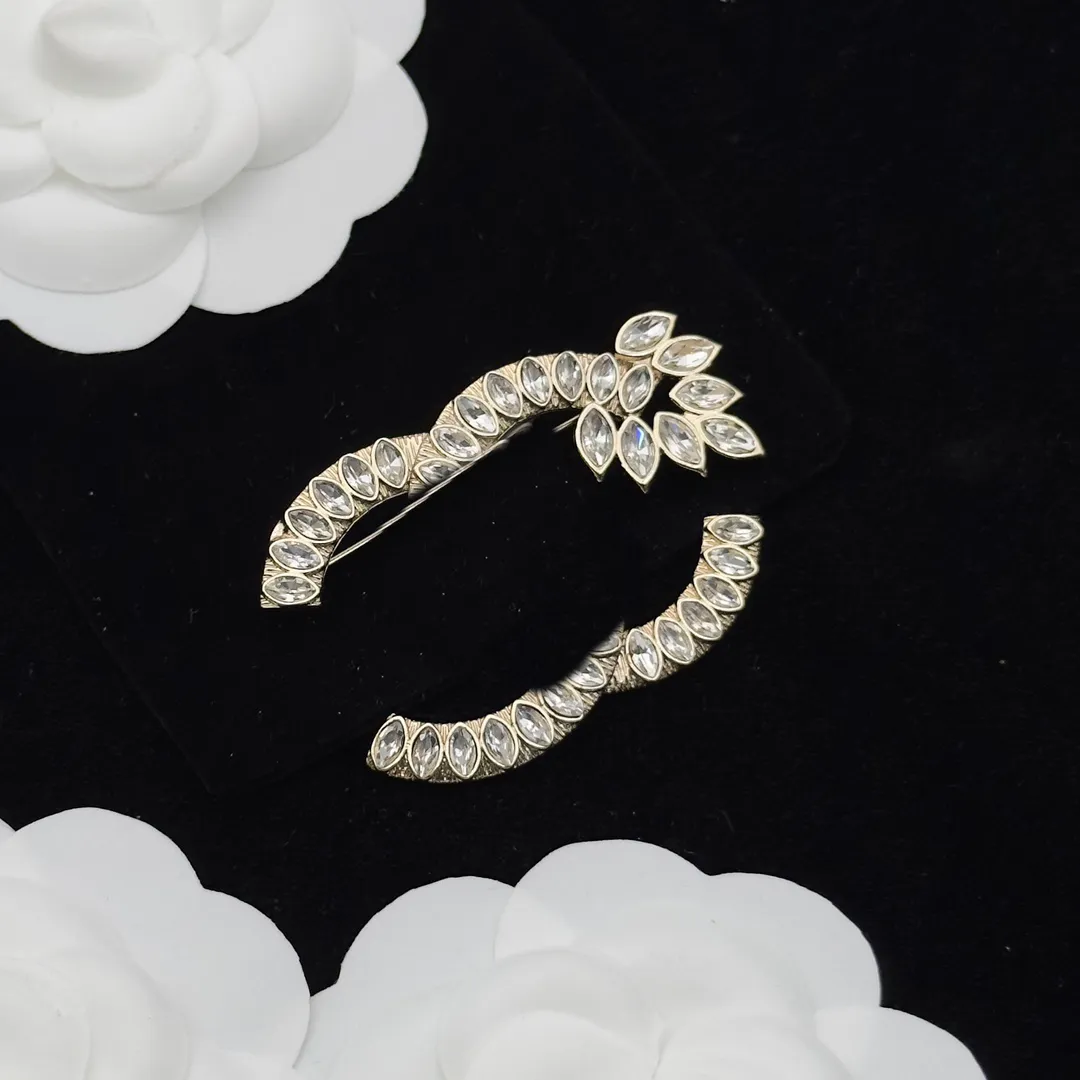 Gg gg złota mosiężna mosiężna miedziana broszki litera projektant kobiet mężczyzn pinki kwiatowe piny biżuteria biżuteria