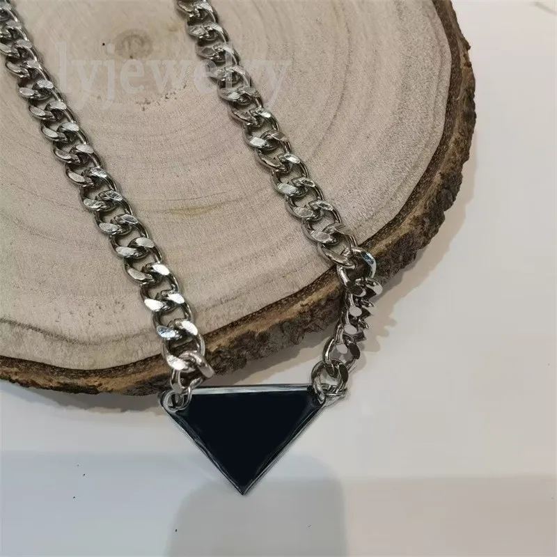 Modedesigner juvelery lyx triangelhalsband med metallhängen födelsedagspresent till flickvän distinkt europeisk stil halsband vintage stil zb011 b23