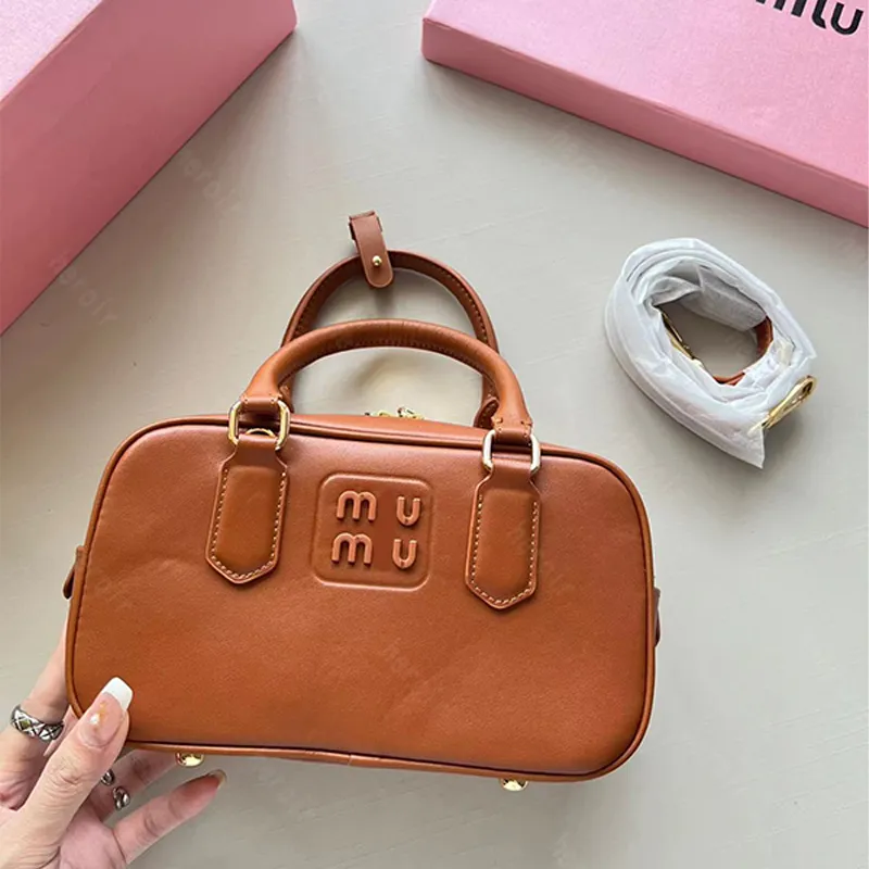 Miumui 방황 Matelasse Miui Mini Hobo Bag Womens Mens miui 럭셔리 디자이너 지갑 토트 핸드백 클러치 진정한 가죽 체육관 패션 소녀 가방