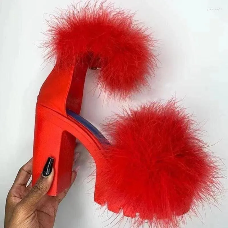 Sapatos de vestido Mulheres Ankle Strap Chunky High Saltos Verão Faux Fluffy Fur Sandálias Festa Plataforma Bombas Sandalias de Mujer Con Tacones