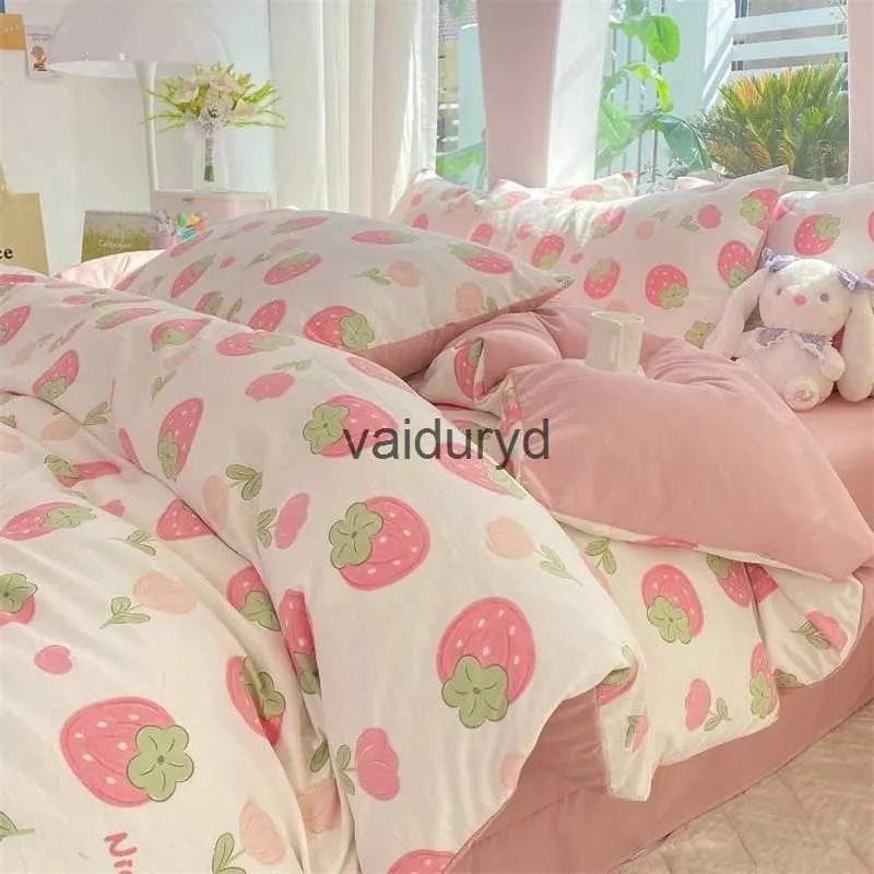 Sängkläder set Cartoon Strawberry Home Set Simple Nordic Floral Däcke Cover med ark mjuka tröskel täcker fodral säng linenvaidurd