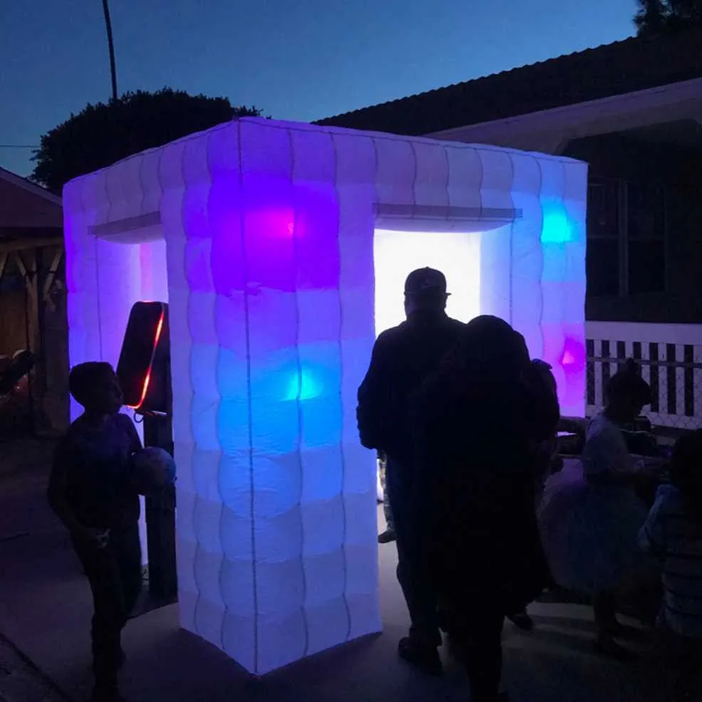 Cabina fotografica gonfiabile a led nera da 2,4x2,4 m con doppia porta tenda portatile per cabina fotografica portatile in vendita 2,4x2,4 m