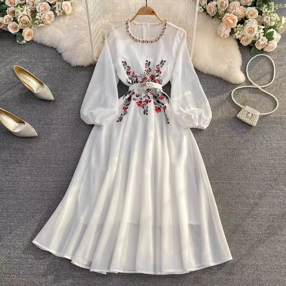 Casual klänningar 2023 Högkvalitativ retro vit blomma broderi klänning vintage kvinnor diamanter o nack organza puffhylsa långa vestidos med bälte
