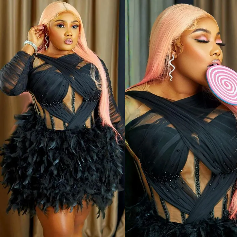 Luxueux noir mini robes de cocktail courtes corsage d'illusion de plumes manches longues tenue de soirée formelle robe de fête d'anniversaire grande taille robes de fille africaine C002