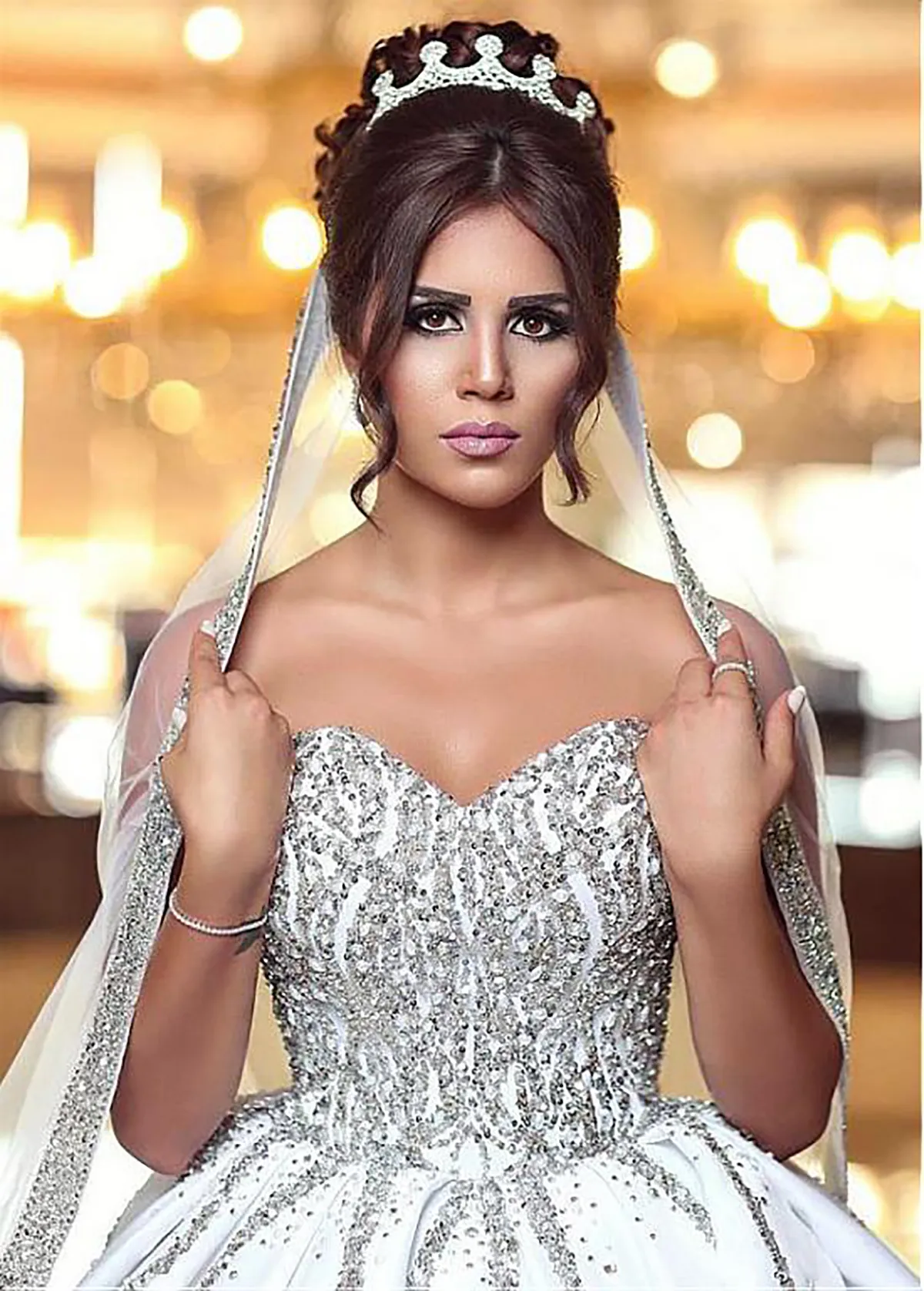 Glamorous Ball Gown Wedding Dresses Sweetheart Sleeveless Shining Applicants Draped Beads Backless Court Gown Custom Made Bridal Gown Vestidos De Novia