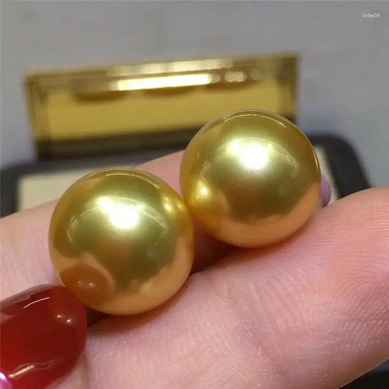Orecchini pendenti splendidi enormi una coppia di perle dorate rotonde dei mari del sud da 11-12 mm in oro giallo 14 carati