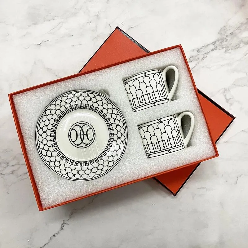 Verktyg 2st/Set Classic Premium Bone China Coffee Cups and Saucers Table Provisplattor Rätter eftermiddag Teacup Set Drinkware med presentförpackning