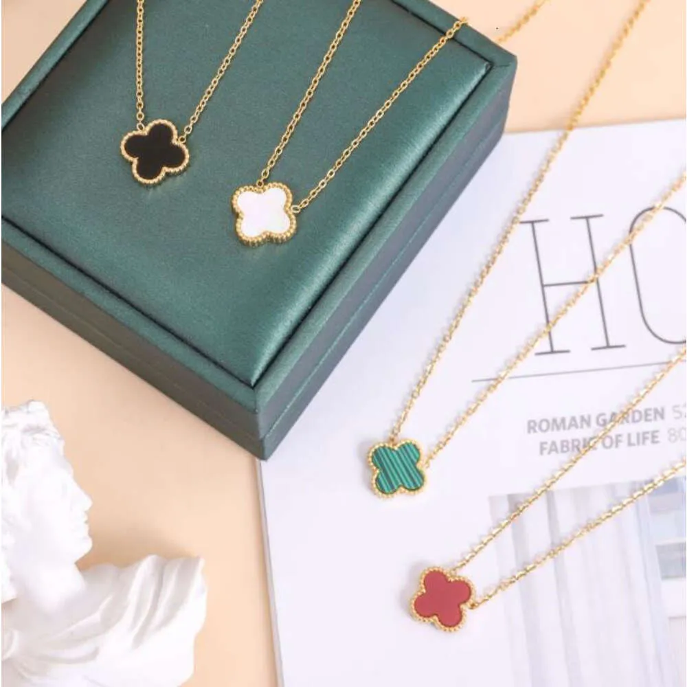 Beaded Necklaces 18k Gold Plated Luxury Designer Necklace Flowers Four-leaf Clover Cleef Fashional Pendant Wedding Party Jewelry No Box