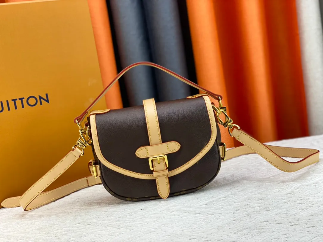 2024 Two-tone Elegance - Chic Designer Style with Luxurious Gold-tone Hardware Mirror Quality Shoulder Bag Stylish Canvas Belt Crossbody 46740