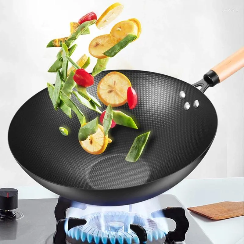 Pannor Iron Pot Wok obelagd non-stick slitstarka hushållskök Gas köksredskap trähandtag stekpanna gjutning 12.6 "