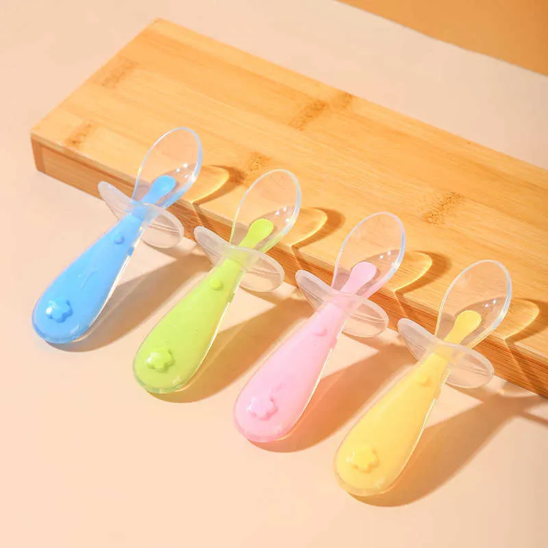 Tazze Piatti Utensili New Baby Soft Cucchiaio da addestramento in silicone Cucchiaio per rilevamento della temperatura del colore della caramella Cibo per bambini Strumenti per l'alimentazione del bambino Cucchiaio per bambini P230314