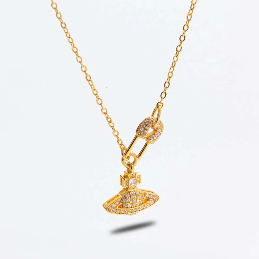 Viviennely Westwoodly Colar com pingente de pino de Saturno com diamante completo e corrente de clavícula banhada a ouro 18k versátil para mulheres