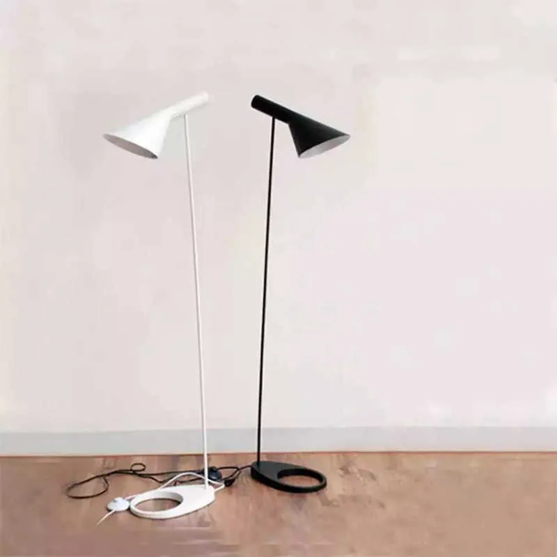 フロアランプARNE JACOBSEN FLOOR LAMPリビングルームスタジオベッドレプリカランプデザイナースカンジナビアテーブルランプブラックホワイトスタンディングランプW0428