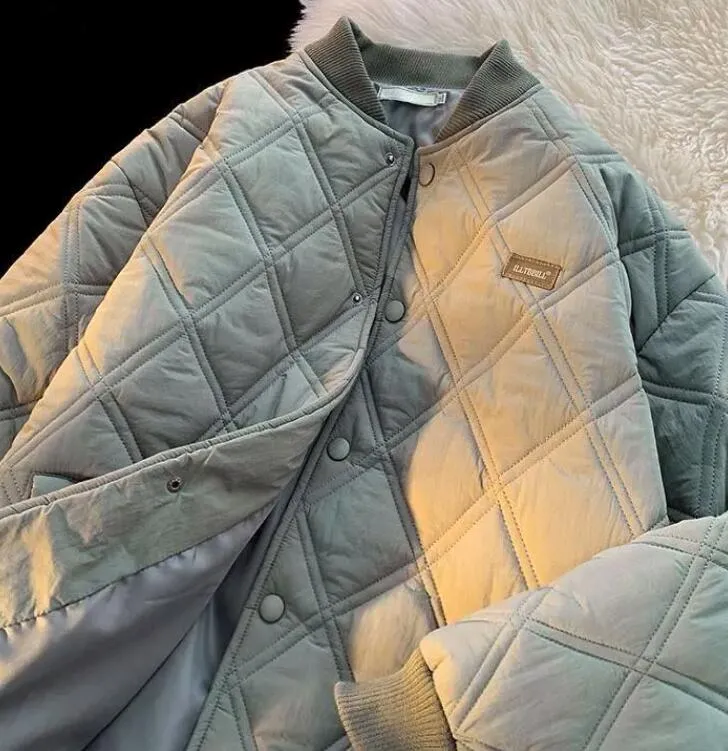 Casacos femininos Jaqueta de algodão Lingge para mulheres em 2022, uma nova jaqueta de algodão leve grande e popular de outono e inverno na moda Harajuku Hong Kong