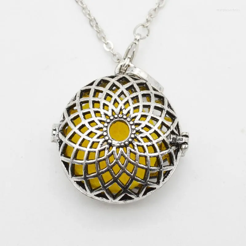 Chains 5pcs Sunflower Filigree Lockets Necklace 32mm Round Aromathrapy Jewelry Essential Oil Diffuser XSH-252Chains