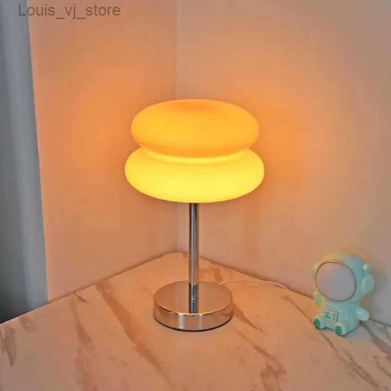 Lâmpadas de mesa Egg Tart Glass Lamp com LED Tricolored Bulb Ornament Table Light para Quarto Sala de Estar Hotel Estudo Decorativo Night Light YQ240316