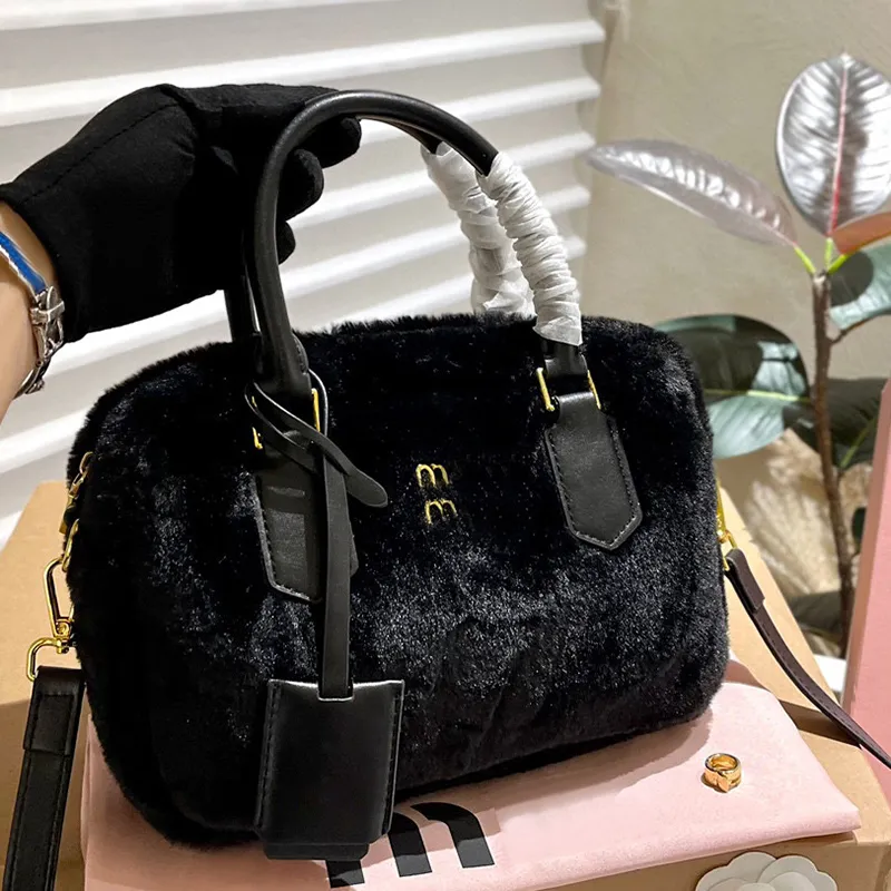 Miyou Bag designer Gym lyxiga små bowlingpåsar äkta läder miui arcadie lolita klassisk väska axel kvinnor mens baguette cross body satchel totes