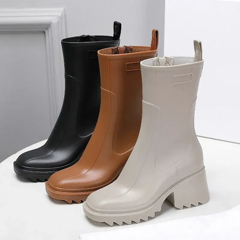 Luxurys Designers Femmes Bottes De Pluie Angleterre Style Imperméable Welly Caoutchouc Eau Pluies Chaussures Bottines Bottines Chaussures De Mode