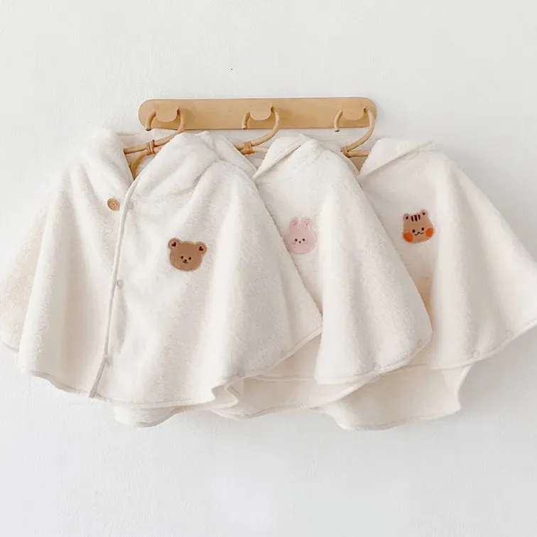 Filtar Swaddling Korean Winter Baby Hooded Cloak Cartoon Embroidery Windproof barnvagn Filt mjuk fleece tjockare varm baby täcke 231129