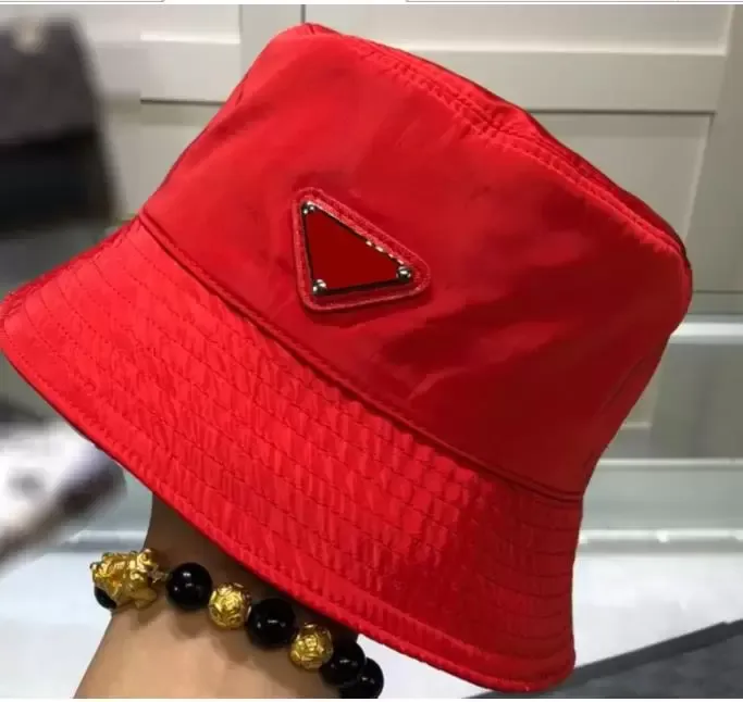 Luxe nylon emmer hoed voor mannen en vrouwen hoogwaardige brief logo pdesigner dames heren heren lente zomer kleurrijke rode lederen metalen zon hoeden nieuwe visser caps cadeaus