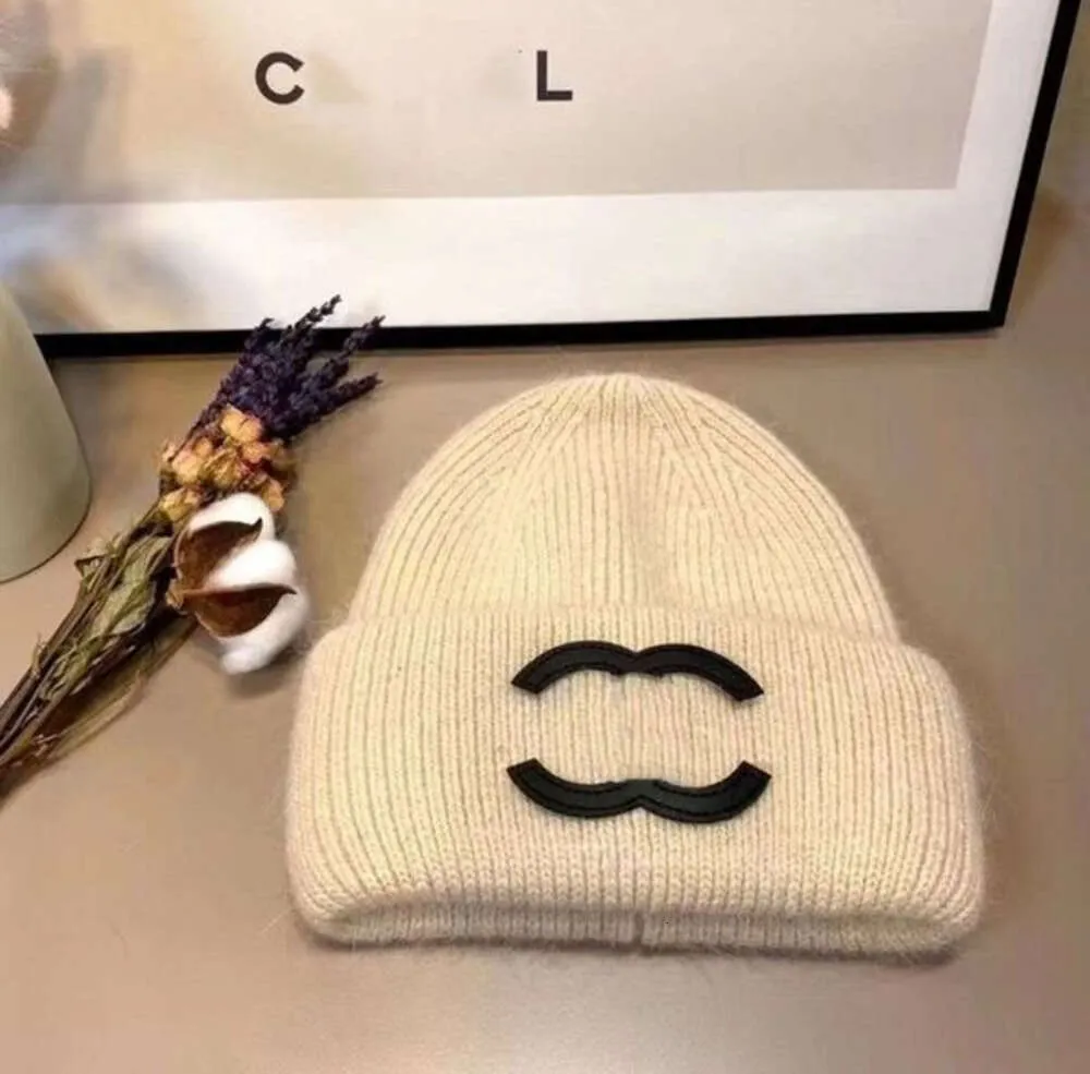 Bonnet de marque pour hommes et femmes, automne et hiver, petit style de parfum, nouvelle mode chaude, assorti avec la lettre CE, chapeau tricoté de haute qualité