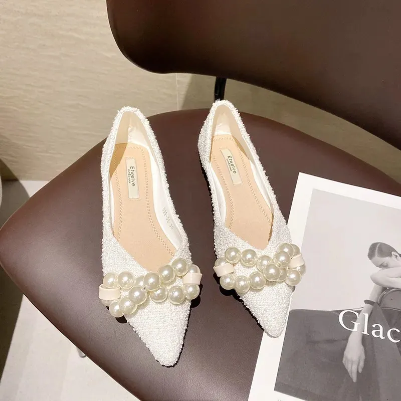 Robe pointu de printemps chaussures plates femmes femmes vert blanc pur plates avec grandes perles conception unique grande taille 44 45 33 34 9151 S