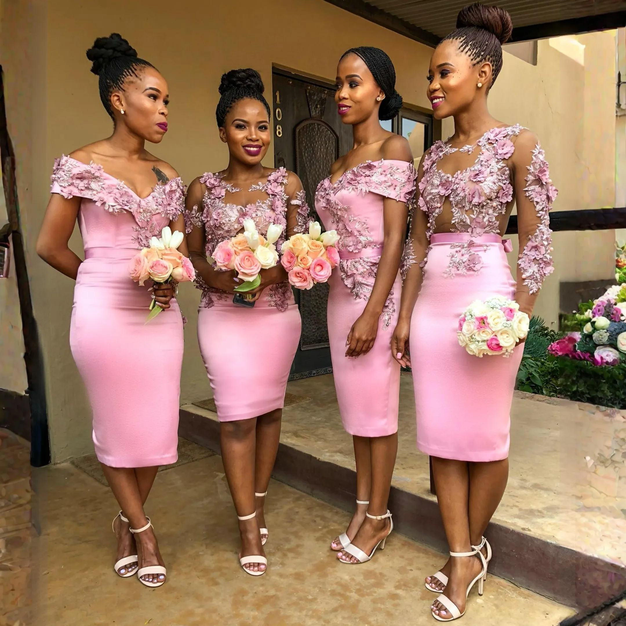 혼합 스타일의 짧은 신부 들러리 드레스 차 길이 핑크 오프 어깨 손으로 만든 꽃 화려한 저녁 무도회 드레스 아프리카 나이지리아 Br006