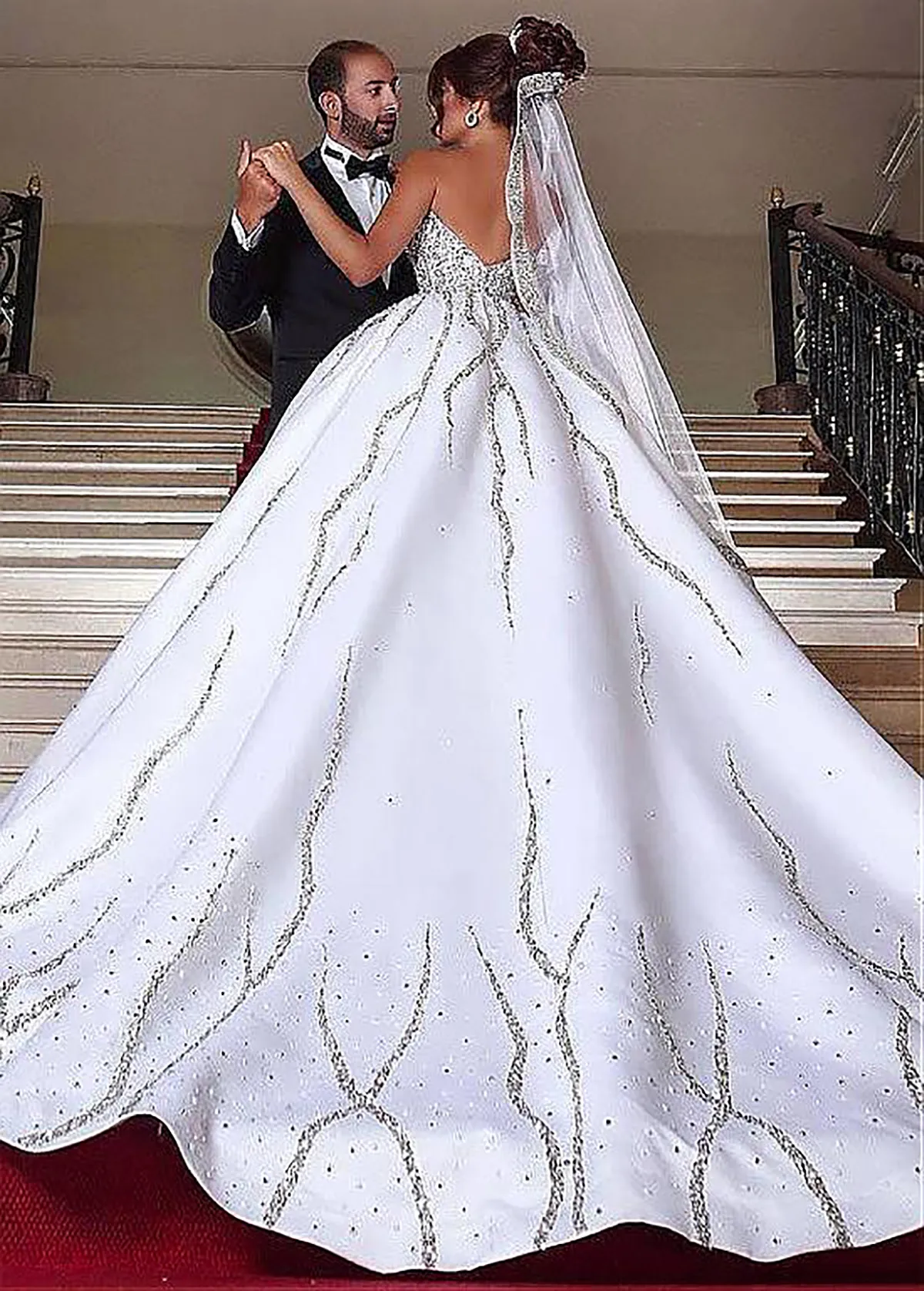 Glamorous Ball Gown Wedding Dresses Sweetheart Sleeveless Shining Applicants Draped Beads Backless Court Gown Custom Made Bridal Gown Vestidos De Novia