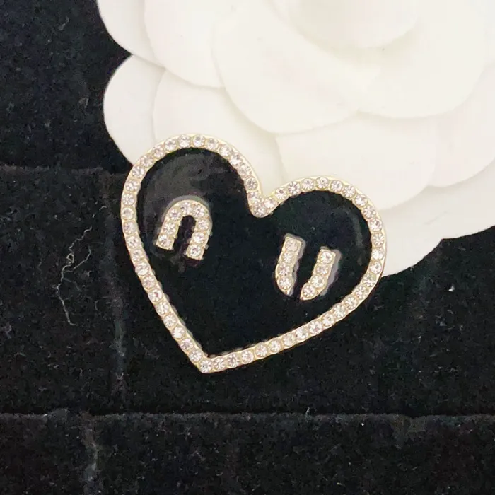 Projektant broszki sercowe przypinaj luksusowe czarne kobiety miłosne broszka Monogram broszka w stylu vintage styl romantyczne para biżuterii Bramia Bról 18k złota ozdobna