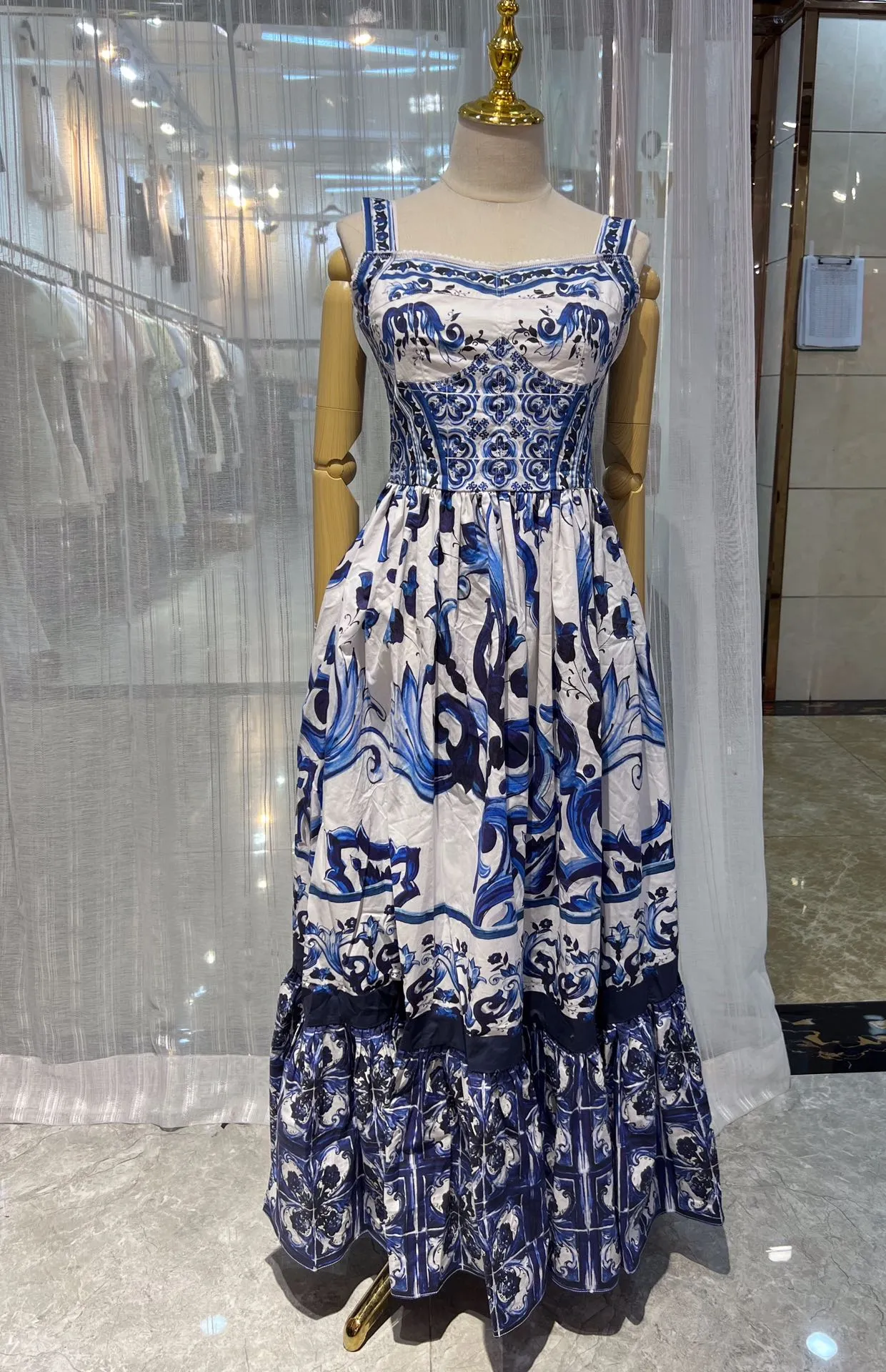 Mavi ve Beyaz Porselen Desen Tasarım Konumlandırma, Floral Heavy Industry Dantel Tasarım Malzemesi, 3.4 Metre Büyük Kem Bel Kapatma Elbisesi ile İtalyan Tasarımcı Elbise