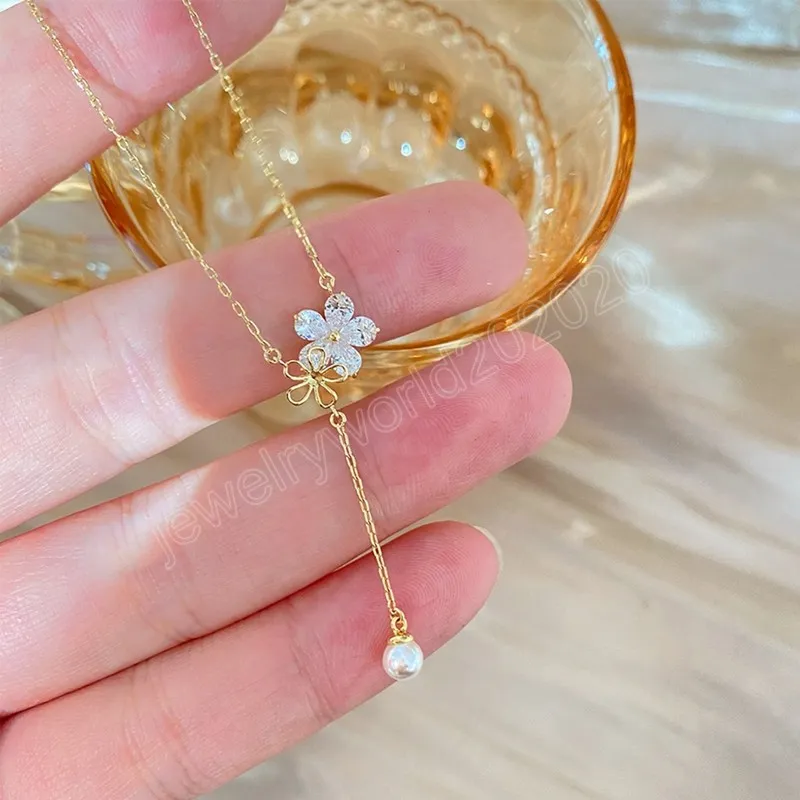 Collana con nappa a forma di fiore di perla di zircone color argento Collana femminile semplice e dolce con catena di clavicola