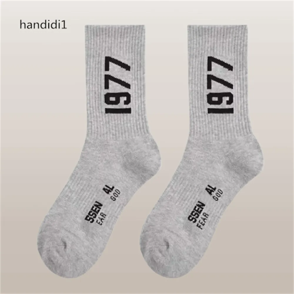 Partihandel Sport Socks Par Socks Designer Socks Personlig designlärarskolestil Färgade strumpor Fem par Set i9