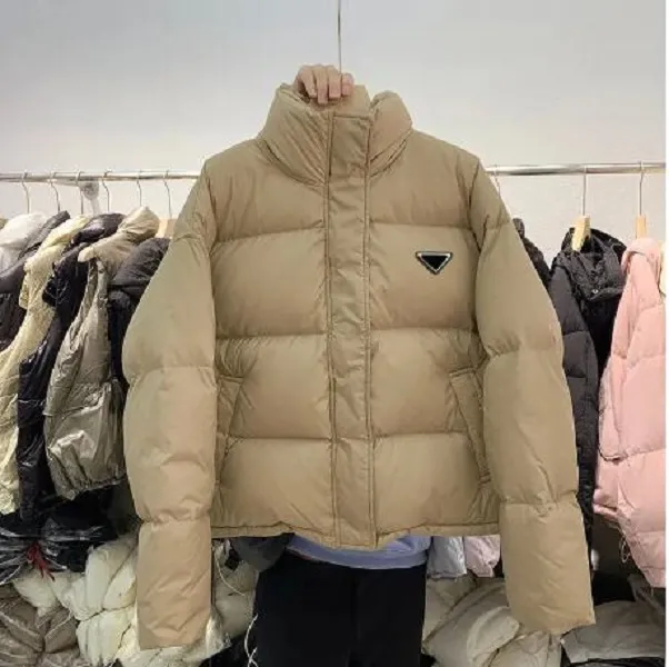 2050 Kvinnors designer Winter Jacket Autumn Kvinnors ytterkläder Kort kappa Långärmad tröja förtjockad och förstorad bomullsbåt Vindtät och vattentät jacka