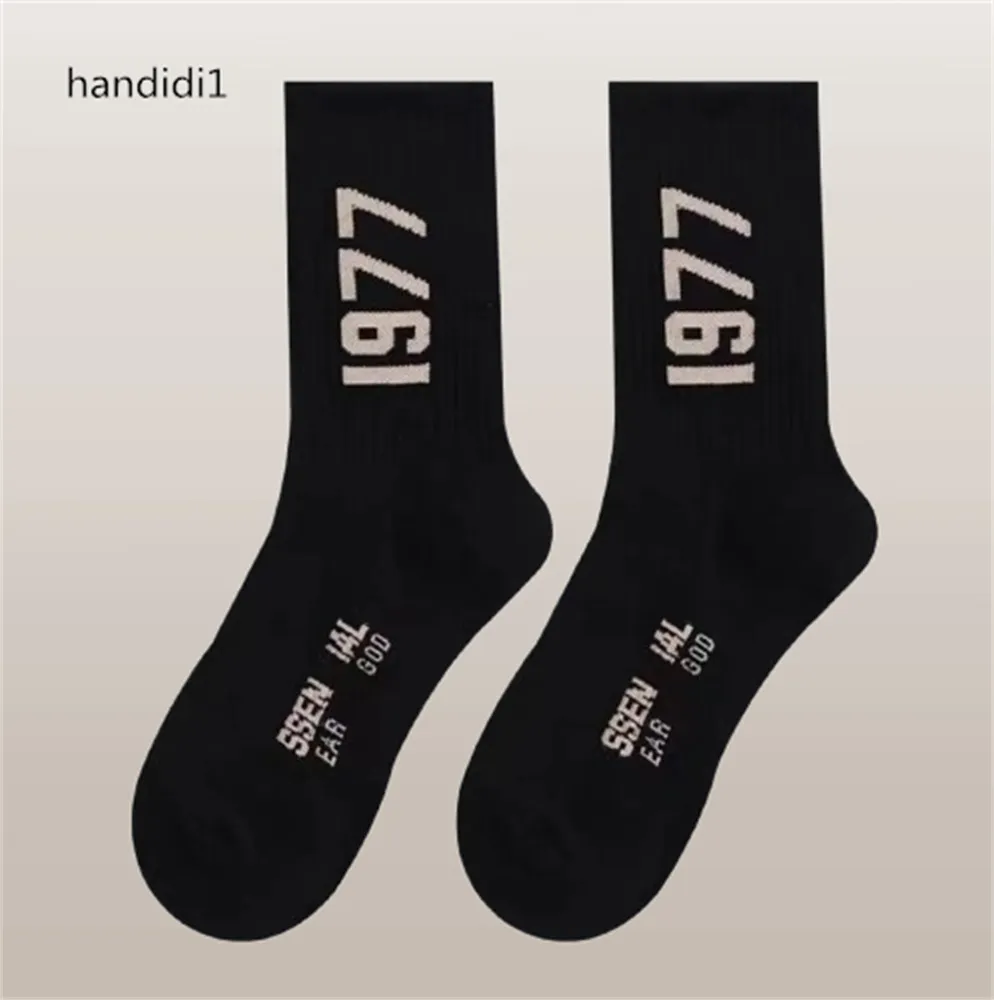 Partihandel Sport Socks Par Socks Designer Socks Personlig designlärarskolestil Färgade strumpor Fem par Set i8