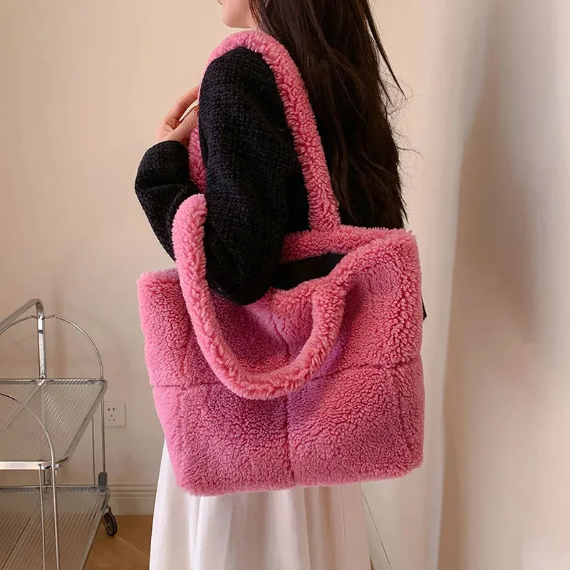 Kvällspåsar 2023 Autumn Winter Checkered Grain Lamb Wool Shoulder Bag Korean Fashion High Capacity Tote 231130