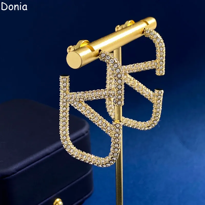 Donia Jewelry Luxury Stud 유럽 및 미국 패션 레터 티타늄 마이크로 주입 지르콘 3 개의 크리에이티브 디자이너 귀걸이.