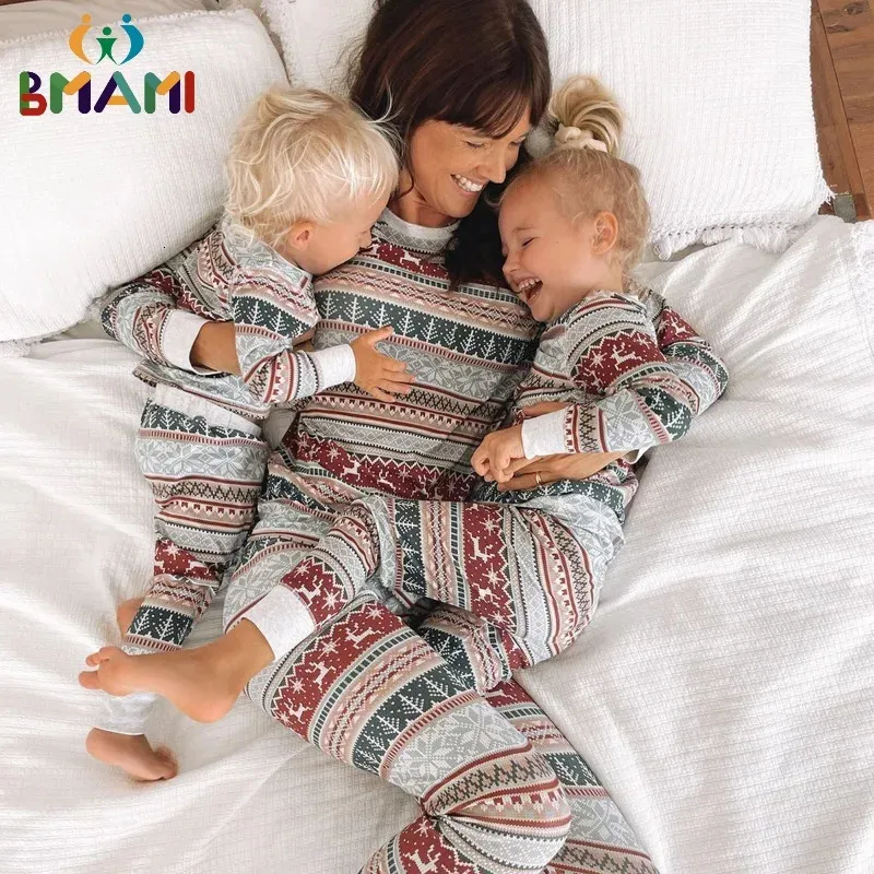 Family Matching Outfits 2023 Christmas Mom Daughter Dad Kids Pajamas Set Baby Romper Casual Soft Homewear Xmas Look Pjs 231129
