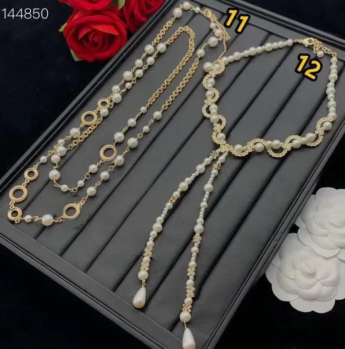 Catene per maglioni di nuovo stilista Placcato oro 18 carati Catena a catena per cordoli Collane con pendente Doppia lettera Perla geometrica Cuore di pesca Collana da donna Accessori per gioielli 11