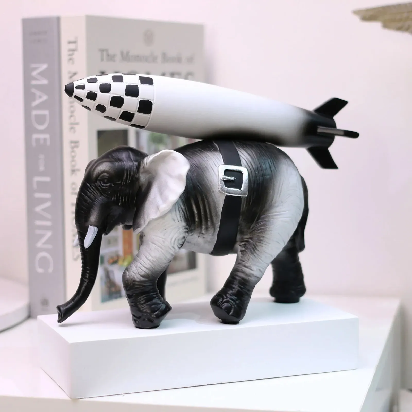 ELEPHANT WITH BOMB バンクシー メディコムトイ