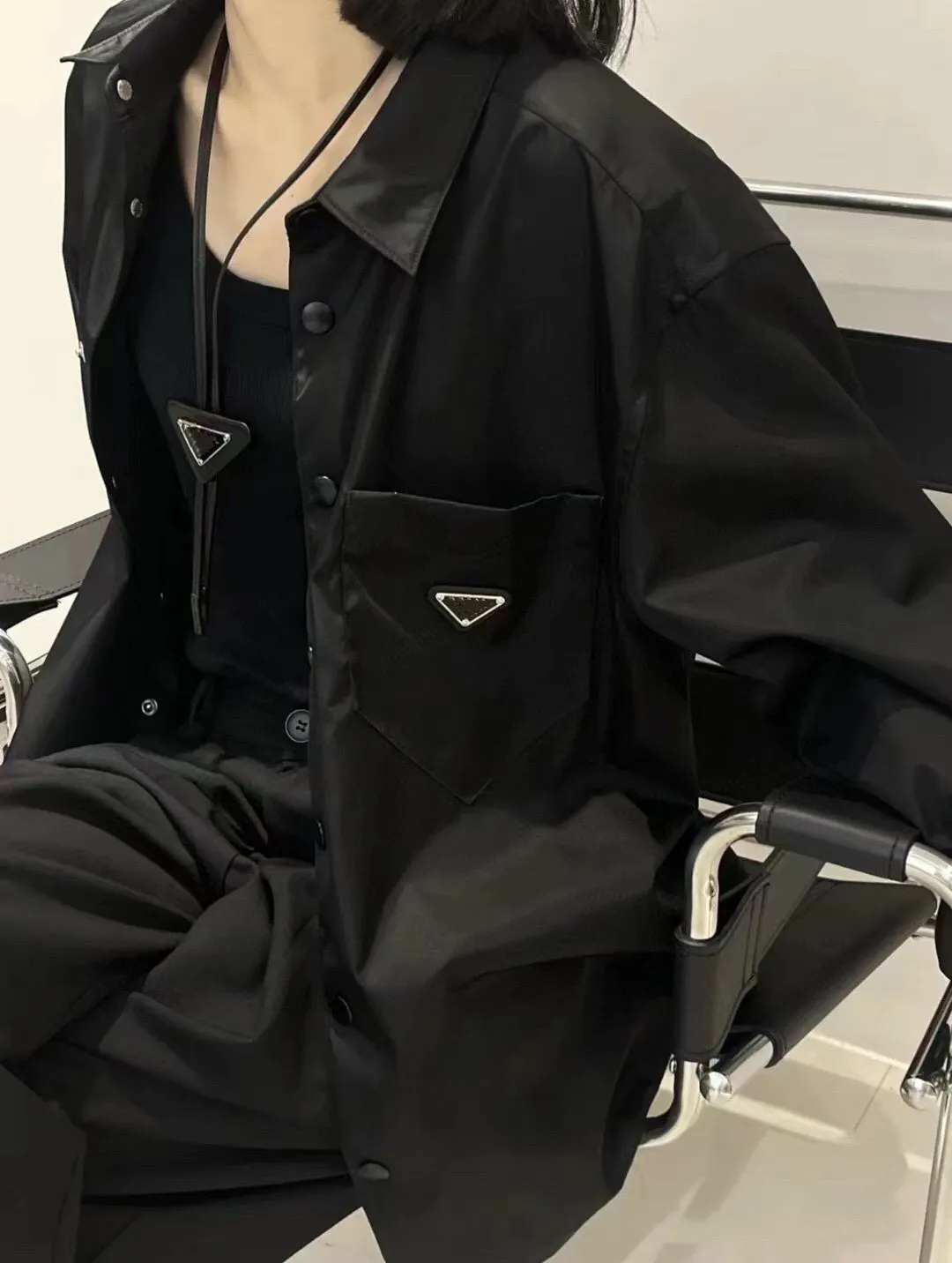 męski projektant czarnej koszuli metalowe logo nylon unisex swobodny wszechstronny koszulka z długim rękawem jesienna cienka kurtka