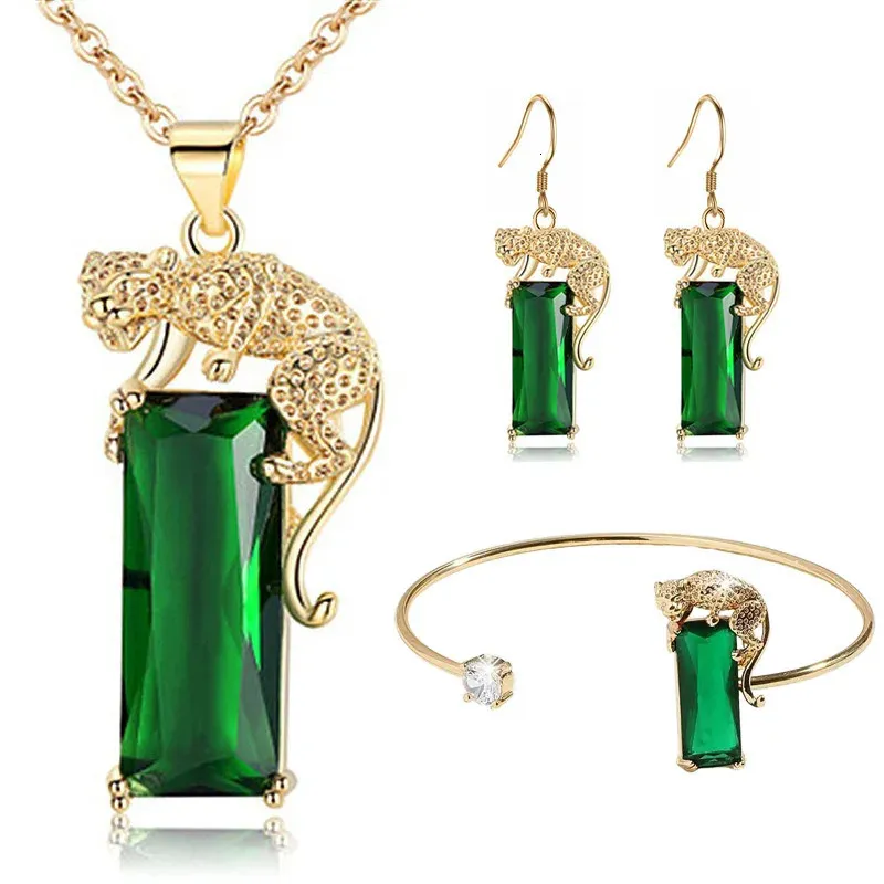 Colliers pendentifs Collier léopard élégant serti de béryl vert et de cristal vintage 231130