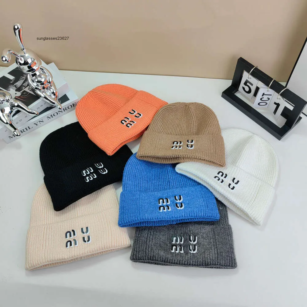 Chapeau tricoté de créateur d'artiste pour hommes et femmes en hiver, chapeau d'urinoir sans bords de haute qualité, chapeau classique en laine avec lettres imprimées, disponible en sept couleurs