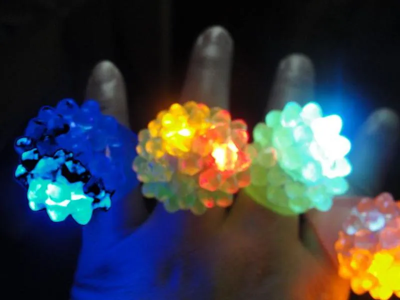 2014 venda quente morango brilho anel tocha led anel de dedo luzes flash feixes luz festa de halloween led brinquedos casamento 100 pçs lote zz